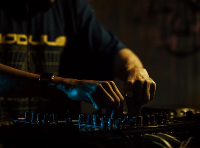 Tracing audio delay in a playout chain